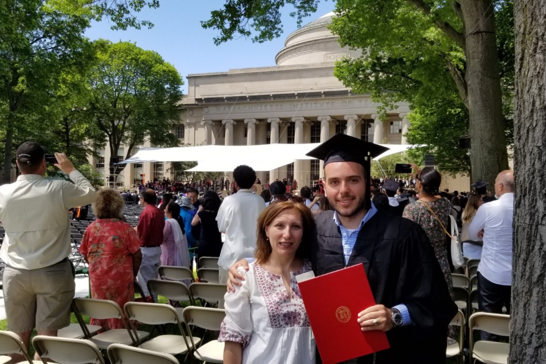 Роберт Давтян с мамой получает диплом магистра MIT. Фото из личного архива.